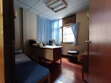 Vintage detached house for sale, prime location in the heart of the city, Chan Road, Soi 17, large land area 100 sq m, 400 sq m. No.55-HH-67073