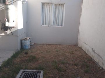 CASA DUPLEX EN PB CON AMPLIO JARDIN TRASERO