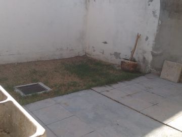 CASA DUPLEX EN PB CON AMPLIO JARDIN TRASERO