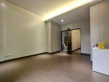 Town and Country Executive Village Townhouse, FA 110 sqm 2 bedroom w/ 1 car garage