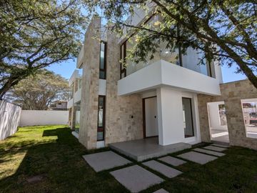 HERMOSA CASA DE VENTA EN PLANOS EN PUEMBO VIA ARRAYANES