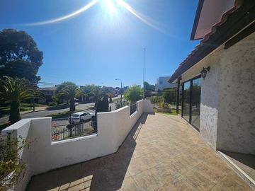 BROKER BOSQUES 5D-3B- SALA ESTAR - ESCRITORIO-GRAN PATIO- VISTA - SOLEADA