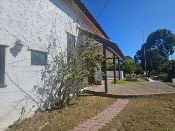 BROKER BOSQUES 5D-3B- SALA ESTAR - ESCRITORIO-GRAN PATIO- VISTA - SOLEADA