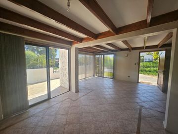 BROKER BOSQUES 5D-3B- SALA ESTAR - ESCRITORIO-GRAN PATIO- VISTA - SOLEADA