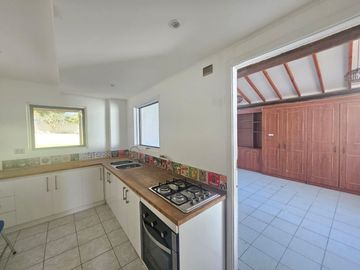 BROKER BOSQUES 5D-3B- SALA ESTAR - ESCRITORIO-GRAN PATIO- VISTA - SOLEADA