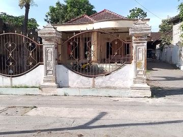Rumah Klasik Halaman Luas dekat Jalan Berbah Piyungan