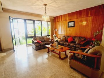 CASA EN VENTA, CON 300 MTS DE TERRENO EN COL EL MIRADOR, TUXTLA GUTIERREZ