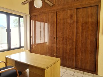 CASA EN VENTA, CON 300 MTS DE TERRENO EN COL EL MIRADOR, TUXTLA GUTIERREZ