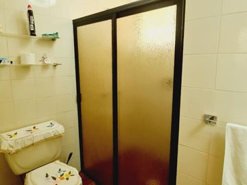 CASA EN VENTA, CON 300 MTS DE TERRENO EN COL EL MIRADOR, TUXTLA GUTIERREZ