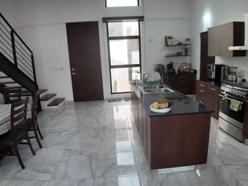 SE VENDE CASA EN REAL MONTEJO, MÉRIDA. CASA CON 3 RECAMARAS COMPLETAS, PISCINA Y PANELES SOLARES.
