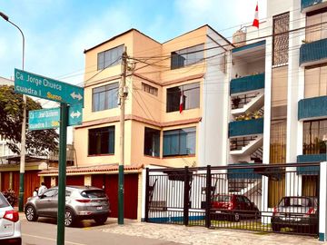 Venta de Amplio y Confortable Departamento Frente a Parque