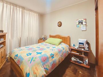 Venta de Amplio y Confortable Departamento Frente a Parque