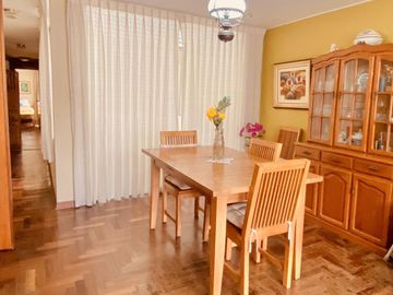 Venta de Amplio y Confortable Departamento Frente a Parque