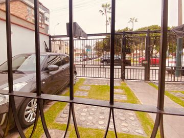 Venta de Amplio y Confortable Departamento Frente a Parque