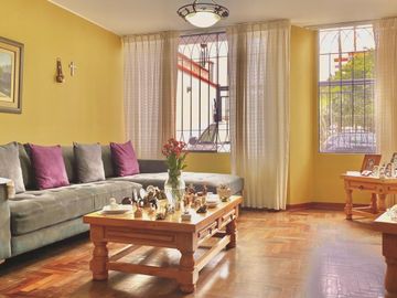 Venta de Amplio y Confortable Departamento Frente a Parque