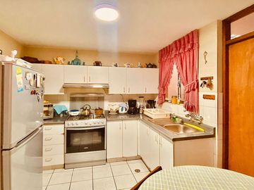 Venta de Amplio y Confortable Departamento Frente a Parque