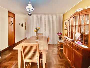 Venta de Amplio y Confortable Departamento Frente a Parque