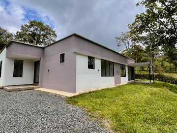 Maravillosa casa campestre nueva de un solo nivel en El Manzano. Vía Armenia. Pereira - Colombia.