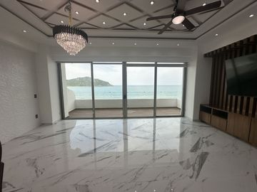 DEPARTAMENTO EN VENTA EN MAZATLAN FRENTE AL MAR (A PIE DE PLAYA) ZONA DORADA, CON ACABADOS DE LUJO, 2 RECAMARAS, VISTA ESPECTACULAR ALBERCA Y ROOF