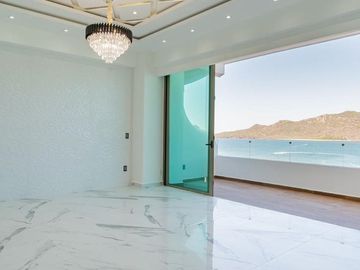 DEPARTAMENTO EN VENTA EN MAZATLAN FRENTE AL MAR (A PIE DE PLAYA) ZONA DORADA, CON ACABADOS DE LUJO, 2 RECAMARAS, VISTA ESPECTACULAR ALBERCA Y ROOF