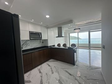 DEPARTAMENTO EN VENTA EN MAZATLAN FRENTE AL MAR (A PIE DE PLAYA) ZONA DORADA, CON ACABADOS DE LUJO, 2 RECAMARAS, VISTA ESPECTACULAR ALBERCA Y ROOF