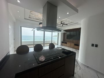 DEPARTAMENTO EN VENTA EN MAZATLAN FRENTE AL MAR (A PIE DE PLAYA) ZONA DORADA, CON ACABADOS DE LUJO, 2 RECAMARAS, VISTA ESPECTACULAR ALBERCA Y ROOF