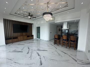 DEPARTAMENTO EN VENTA EN MAZATLAN FRENTE AL MAR (A PIE DE PLAYA) ZONA DORADA, CON ACABADOS DE LUJO, 2 RECAMARAS, VISTA ESPECTACULAR ALBERCA Y ROOF