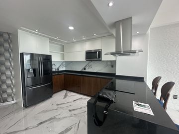 DEPARTAMENTO EN VENTA EN MAZATLAN FRENTE AL MAR (A PIE DE PLAYA) ZONA DORADA, CON ACABADOS DE LUJO, 2 RECAMARAS, VISTA ESPECTACULAR ALBERCA Y ROOF