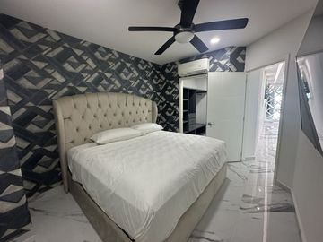 DEPARTAMENTO EN VENTA EN MAZATLAN FRENTE AL MAR (A PIE DE PLAYA) ZONA DORADA, CON ACABADOS DE LUJO, 2 RECAMARAS, VISTA ESPECTACULAR ALBERCA Y ROOF