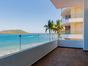 DEPARTAMENTO EN VENTA EN MAZATLAN FRENTE AL MAR (A PIE DE PLAYA) ZONA DORADA, CON ACABADOS DE LUJO, 2 RECAMARAS, VISTA ESPECTACULAR ALBERCA Y ROOF