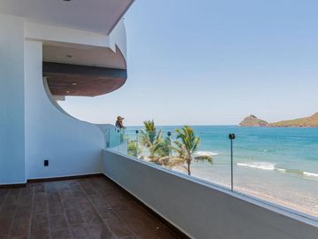 DEPARTAMENTO EN VENTA EN MAZATLAN FRENTE AL MAR (A PIE DE PLAYA) ZONA DORADA, CON ACABADOS DE LUJO, 2 RECAMARAS, VISTA ESPECTACULAR ALBERCA Y ROOF
