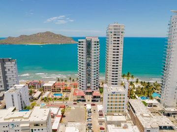DEPARTAMENTO EN VENTA EN MAZATLAN FRENTE AL MAR (A PIE DE PLAYA) ZONA DORADA, CON ACABADOS DE LUJO, 2 RECAMARAS, VISTA ESPECTACULAR ALBERCA Y ROOF