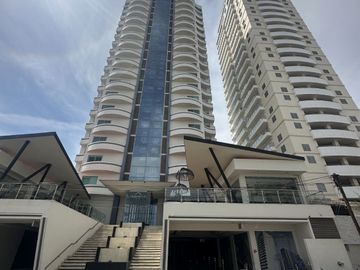 DEPARTAMENTO EN VENTA EN MAZATLAN FRENTE AL MAR (A PIE DE PLAYA) ZONA DORADA, CON ACABADOS DE LUJO, 2 RECAMARAS, VISTA ESPECTACULAR ALBERCA Y ROOF