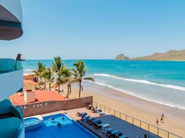 DEPARTAMENTO EN VENTA EN MAZATLAN FRENTE AL MAR (A PIE DE PLAYA) ZONA DORADA, CON ACABADOS DE LUJO, 2 RECAMARAS, VISTA ESPECTACULAR ALBERCA Y ROOF