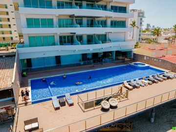 DEPARTAMENTO EN VENTA EN MAZATLAN FRENTE AL MAR (A PIE DE PLAYA) ZONA DORADA, CON ACABADOS DE LUJO, 2 RECAMARAS, VISTA ESPECTACULAR ALBERCA Y ROOF