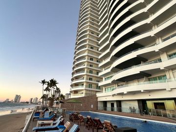 DEPARTAMENTO EN VENTA EN MAZATLAN FRENTE AL MAR (A PIE DE PLAYA) ZONA DORADA, CON ACABADOS DE LUJO, 2 RECAMARAS, VISTA ESPECTACULAR ALBERCA Y ROOF