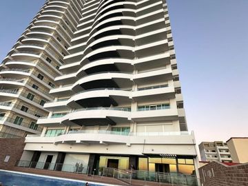 DEPARTAMENTO EN VENTA EN MAZATLAN FRENTE AL MAR (A PIE DE PLAYA) ZONA DORADA, CON ACABADOS DE LUJO, 2 RECAMARAS, VISTA ESPECTACULAR ALBERCA Y ROOF