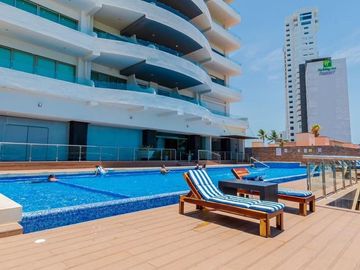 DEPARTAMENTO EN VENTA EN MAZATLAN FRENTE AL MAR (A PIE DE PLAYA) ZONA DORADA, CON ACABADOS DE LUJO, 2 RECAMARAS, VISTA ESPECTACULAR ALBERCA Y ROOF