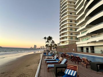 DEPARTAMENTO EN VENTA EN MAZATLAN FRENTE AL MAR (A PIE DE PLAYA) ZONA DORADA, CON ACABADOS DE LUJO, 2 RECAMARAS, VISTA ESPECTACULAR ALBERCA Y ROOF