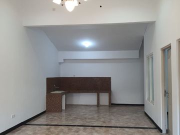 Rumah Dekat Masjid Agung Hanya 1 M an Siap Huni One Gate System