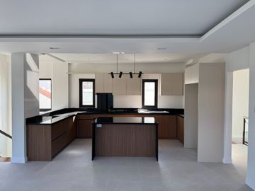 New Luxurious 5 Bedroom House and Lot for Sale in Verdana Homes Daang Hari, Molino 4, Bacoor, Cavite!
