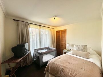 Se vende amplia casa en sector oriente de Curicó, 5 piezas 3 baños