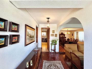 Se vende amplia casa en sector oriente de Curicó, 5 piezas 3 baños