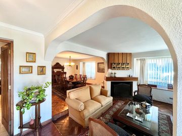 Se vende amplia casa en sector oriente de Curicó, 5 piezas 3 baños