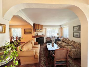 Se vende amplia casa en sector oriente de Curicó, 5 piezas 3 baños