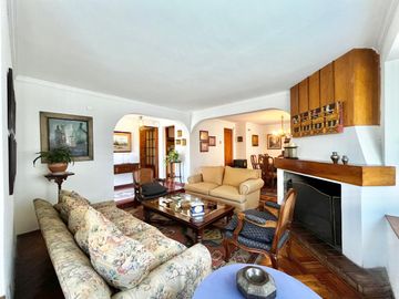 Se vende amplia casa en sector oriente de Curicó, 5 piezas 3 baños