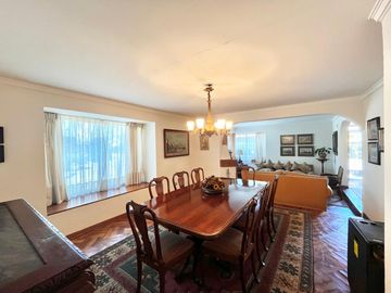 Se vende amplia casa en sector oriente de Curicó, 5 piezas 3 baños