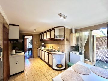 Se vende amplia casa en sector oriente de Curicó, 5 piezas 3 baños