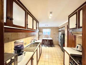Se vende amplia casa en sector oriente de Curicó, 5 piezas 3 baños
