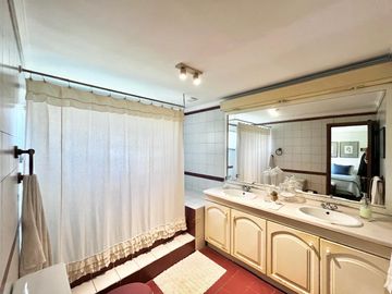Se vende amplia casa en sector oriente de Curicó, 5 piezas 3 baños